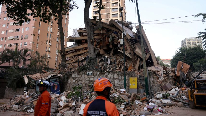 Equipes de emergência trabalham no local de um prédio que desabou após terremotos atingirem a Venezuela