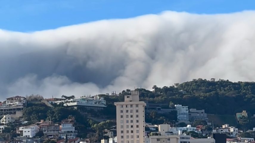 'Cachoeira de nuvens' na Serra do Curral cria cenário de cinema em Belo Horizonte