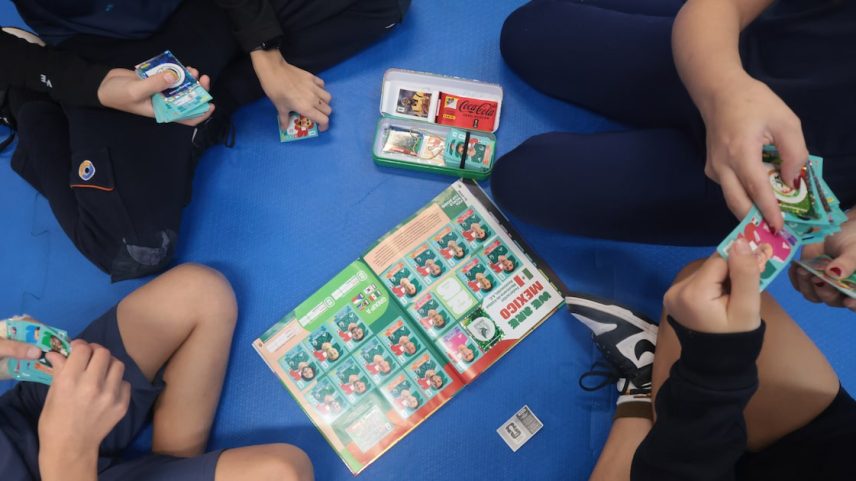 No Pueri Domus, troca de figurinhas tem ajudado a proporcionar novas amizades entre os alunos.