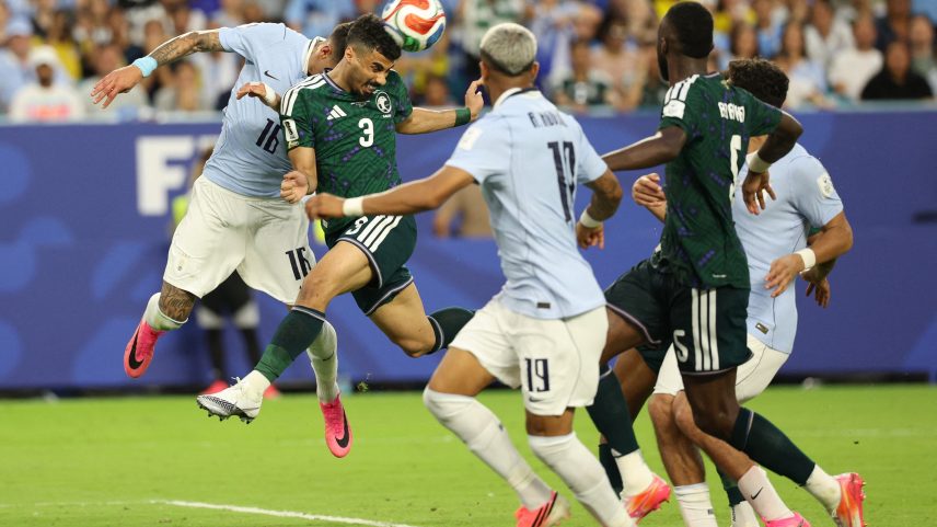 Jogadores do Uruguai e da Arábia Saudita com chuteiras rosa no jogo de segunda (15)