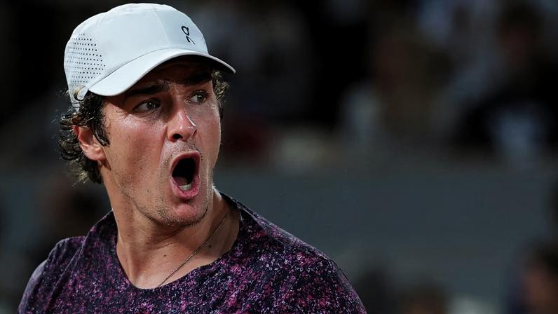 João Fonseca em jogo contra Jakub Mensik pelas quartas de final de Roland Garros