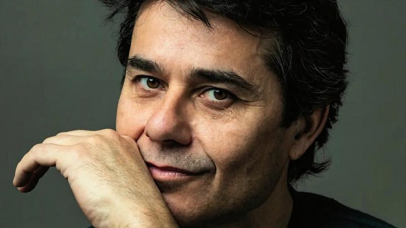 O premiado escritor e autor de 'Civilizações': paixão por histórias alternativas (Foto: JP/ Cia das Letras/Divulgação)