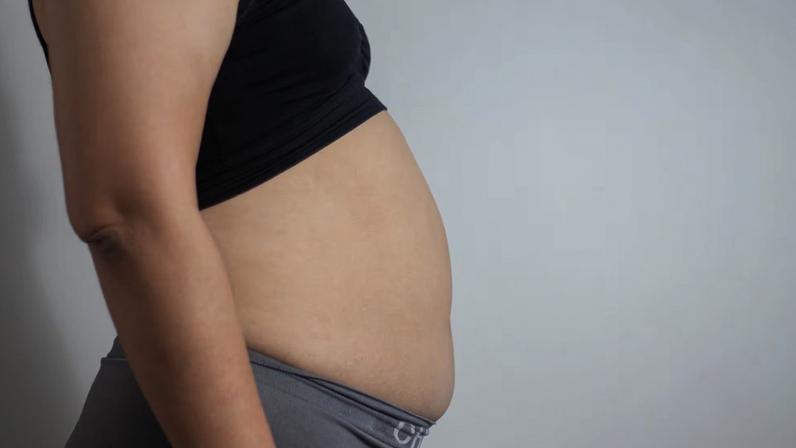 Comer rápido favorece gases e estufamento abdominal. (Foto: Getty Images via Canva)