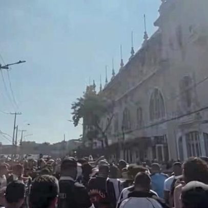 Torcedores do Vasco protestam em São Januário contra afastamento de Pedrinho