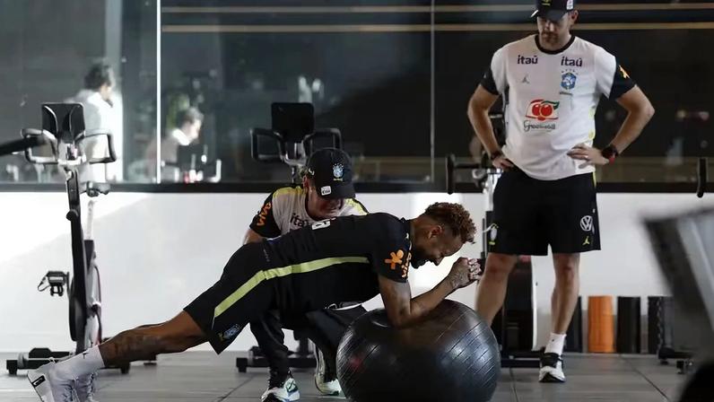 Neymar treina sem bola. Os exames mostraram evolução. Mas não para a estreia contra Marrocos