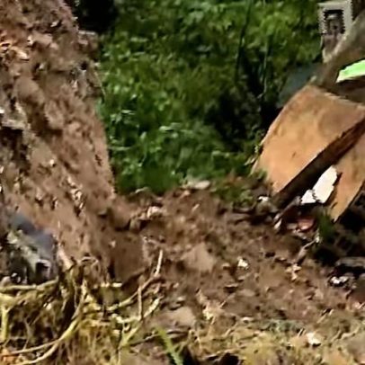 Barreira despenca sobre escola municipal em Bayeux