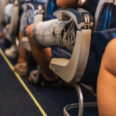 Risco de trombose em viagens longas persiste após desembarque; proteja-se