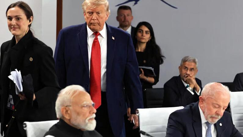O presidente americano Donald Trump passa pelo presidente Luiz Inácio Lula da Silva durante reunião do G-7 ampliado