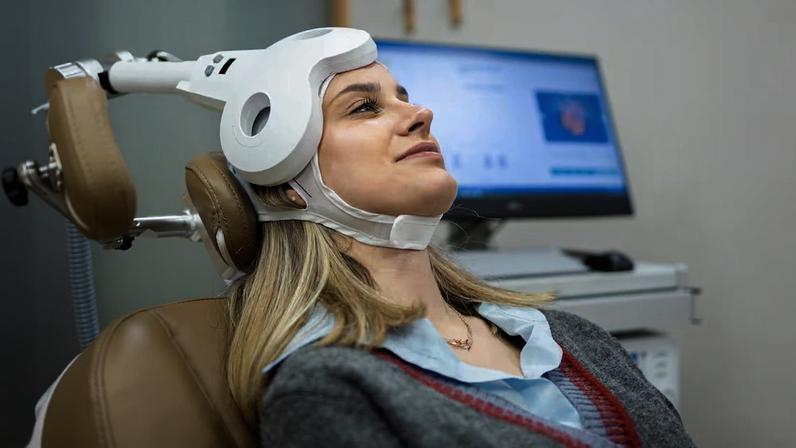 Na EMT, pulsos magnéticos aplicados fora do crânio são usados para modular a atividade cerebral