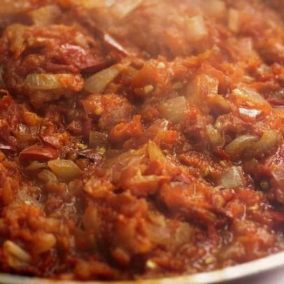 Pesquisa aponta motivos para incluir refogado de alho, cebola e tomate na rotina