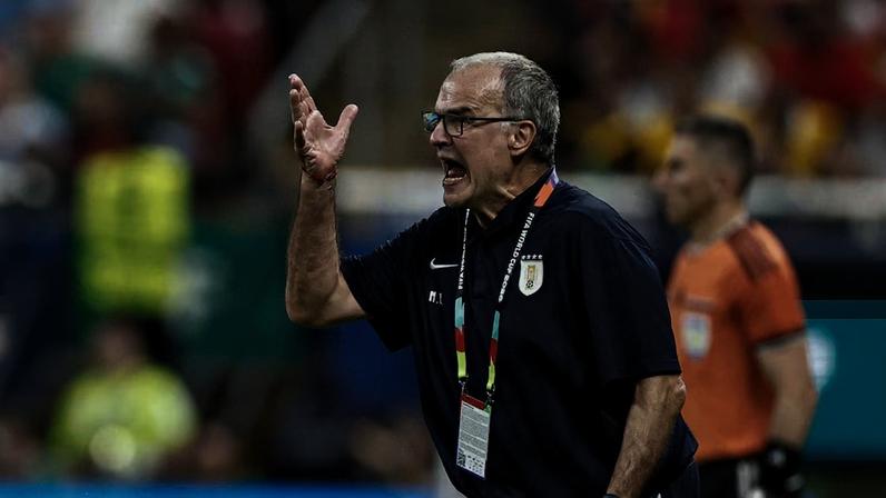 Marcelo Bielsa fez trabalho marcado por polêmicas no Uruguai.