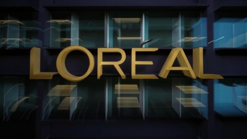 Logotipo da empresa francesa de cosméticos Groupe L'Oréal no prédio da sede do grupo L'Oréal em Clichy, nas proximidades de Paris, França