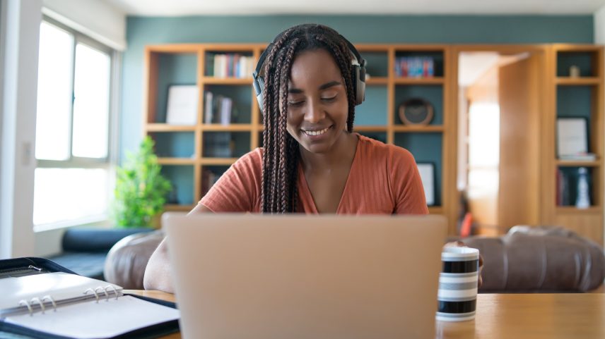 Entenda as vantagens e as desvantagens do ensino a distância