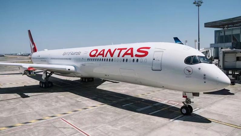 Primeiro Airbus A350-1000ULR com as cores da companhia australiana