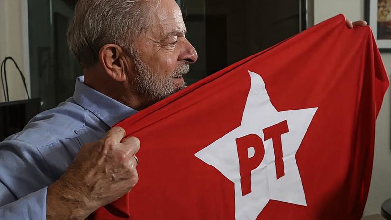 O presidente Lula segura a bandeira do PT, seu partido (Ricardo Stuckert/PT)