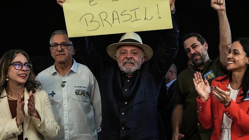 Lula ergue cartaz com referência ao Pix, que está na linha de tiro do governo dos Estados Unidos (Ricardo Stuckert/PR)