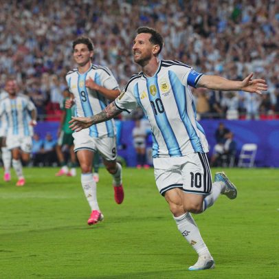 Messi brilha, Argentina vence Argélia e entra para a história das Copas