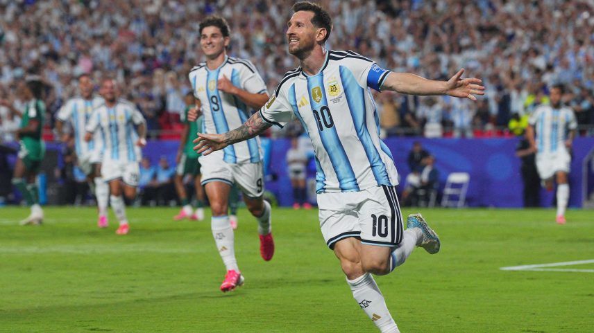 Na estreia de sua sexta Copa, Messi fez três gols e iguala Klose como maior artilheiro do torneio.