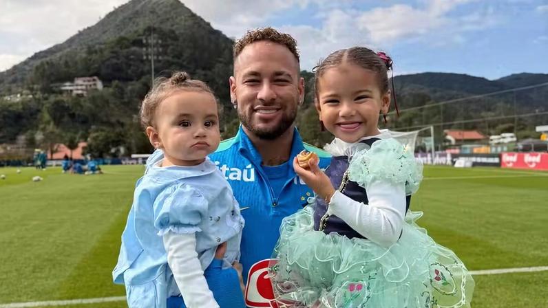 Momentos contrastantes. Felicidade por mais uma filha. E a incerteza aqui nos Estados Unidos. Quando Neymar vai poder jogar a Copa? Exames não permitiram nem que treinasse hoje