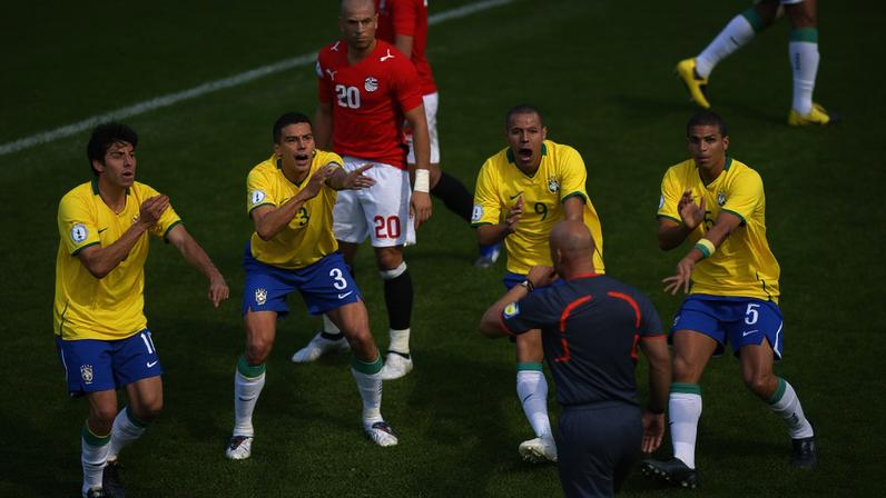 Jogadores do Brasil reclamam de pênalti após jogador do Egito colocar a mão dentro da área