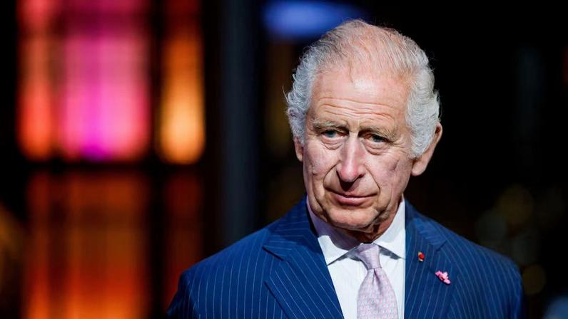 Rei Charles III faz piada com Trump: 'Se não fosse por nós, você estaria falando francês'