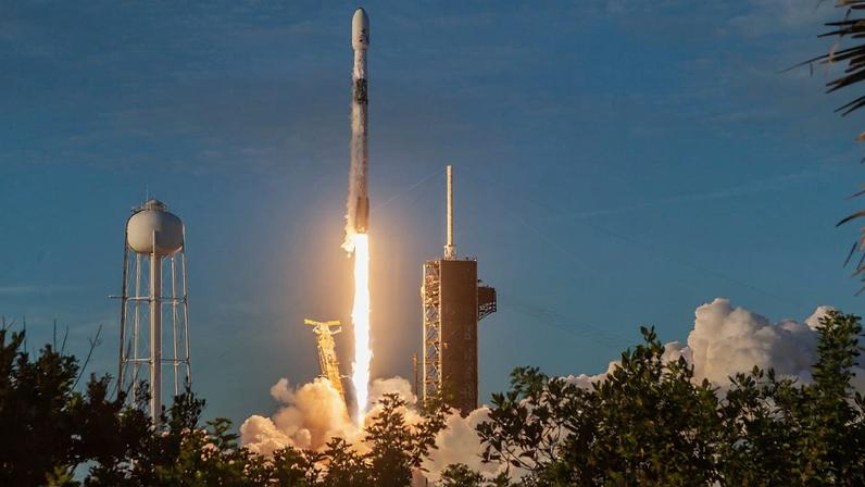 Foto de lançamento de foguete Falcon 9, da SpaceX - Metrópoles
