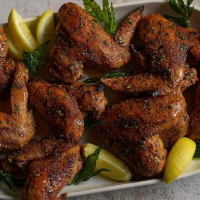 Receita de asas de limão e pimenta com molho curry-manteiga
