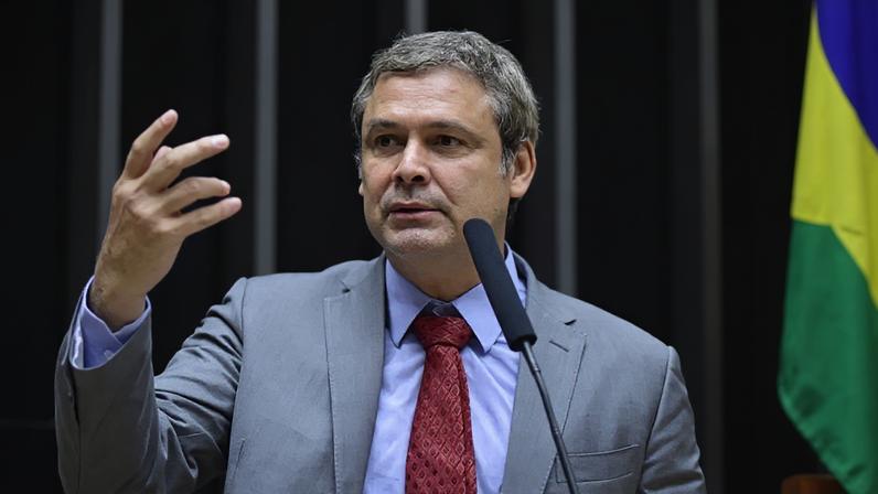 O deputado federal Lindbergh Farias (PT-RJ) discursa da tribuna do plenário da Câmara (Foto: Zeca Ribeiro/Câmara dos Deputados)