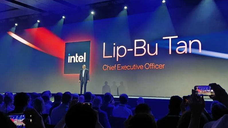 Lip-Bu Tan no palco da Computex 2026, em Taipei, apresenta a estratégia da Intel para a próxima fase da computação centrada em inteligência artificial