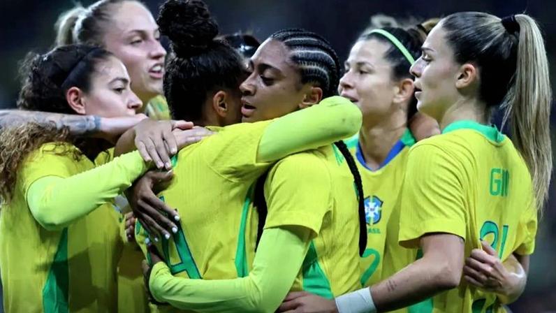 Equipe brasileira aparece em 7º lugar no ranking de junho da Fifa, que tem a Espanha na liderança. Na imagem, a seleção brasileira feminina