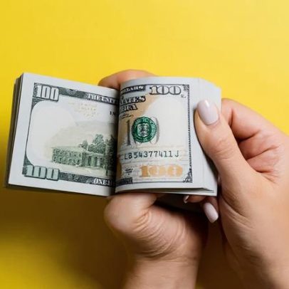 Brasileiros convivem com o dólar no dia a dia, mas investem pouco na moeda