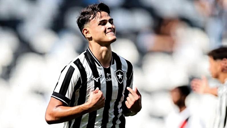 Jovem Lucas Emanuel, de 17 anos, foi integrado ao elenco principal do Botafogo (Foto: Arthur Barreto/Botafogo)