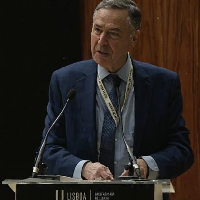 Barroso diz que decisões judiciais não salvam o mundo.
