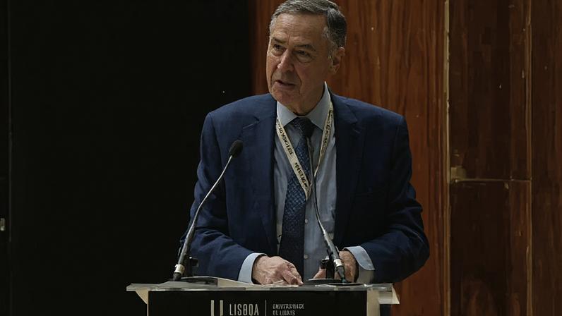Barroso diz que decisões judiciais não salvam o mundo.