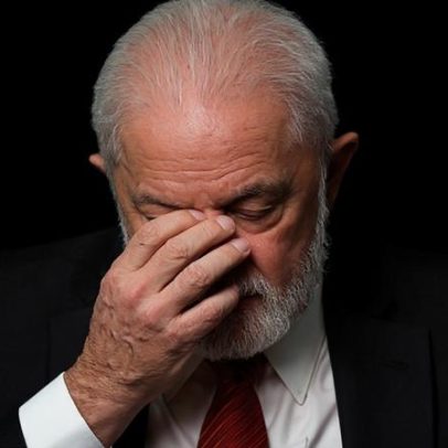 Lula reclama com assessor durante encontro do G7