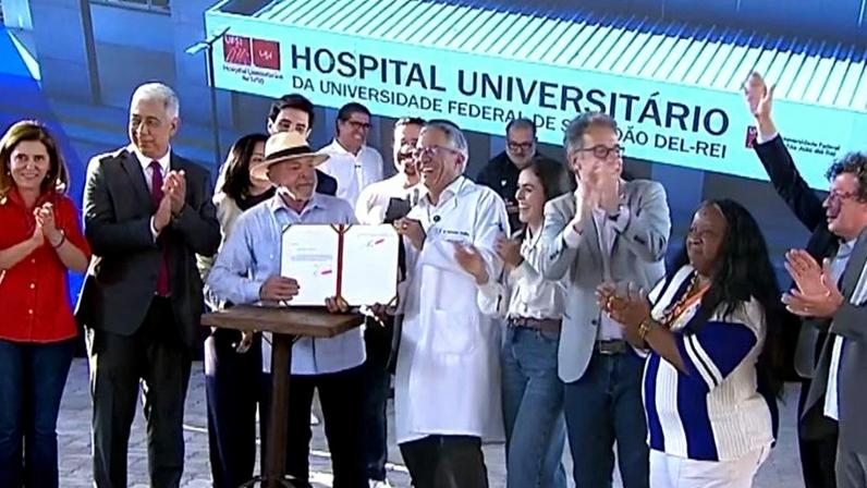 O articulista afirma que a formação médica importa demais para ser regulada por atalhos; na imagem, o presidente Lula divulga a assinatura da MP do Enamed