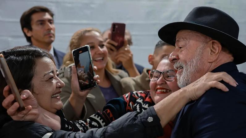 Lula cumprimenta eleitoras durante evento na zona leste de São Paulo