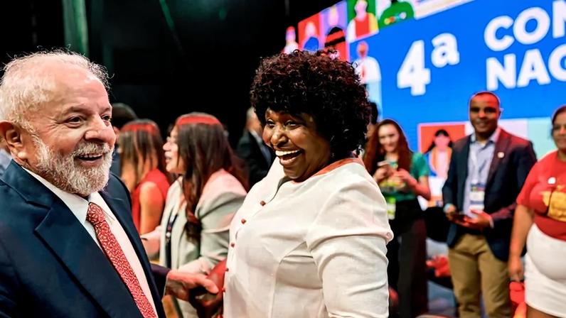 Foto colorida do presidente Lula e a deputada federal Benedita da Silva (PT) - Metrópoles