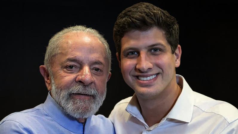Presidente Lula (PT) abraça o prefeito do Recife, João Campos (PSB)