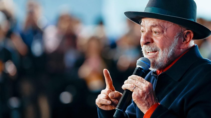 O presidente Luiz Inácio Lula da Silva fez críticas ao governador de Santa Catarina, Jorginho Mello (PL), e disse também disse não preterir o Estado por divergências políticas: "Eu não jogo rasteiro"