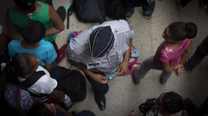 imagem colorida mostra militar entre crianças em escola do DF - Metrópoles