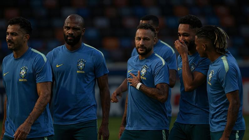 Jogadores da seleção brasileira fazem o último treino antes da partida contra o Japão