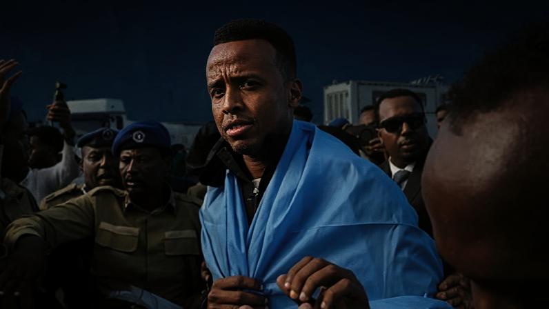 Árbitro somali Omar Abdulkadir Artan é recebido ao chegar ao Aeroporto Internacional Aden Abdulle Osman, em Mogadíscio, Somália 10 de junho de 2026 REUTERS/Feisal Omar