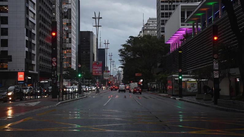 Garoa e céu encoberto na Avenida Paulista, na região central de São Paulo, nesta terça-feira, 23 de junho de 2026. A Defesa Civil do Estado de São Paulo alerta para a passagem da primeira frente fria do inverno, que provocará mudanças significativas nas condições do tempo entre esta segunda-feira e quarta-feira. 23/06/2026 - Foto: CELSO LUIX/ATO PRESS/ESTADÃO CONTEÚDO