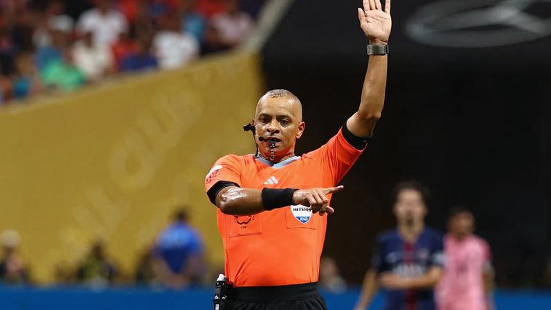 O árbitro brasileiro Wilton Pereira Sampaio viralizou durante a partida de abertura da Copa do Mundo