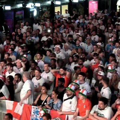 Torcedores ingleses se frustram com empate contra Gana no Boxpark Croydon