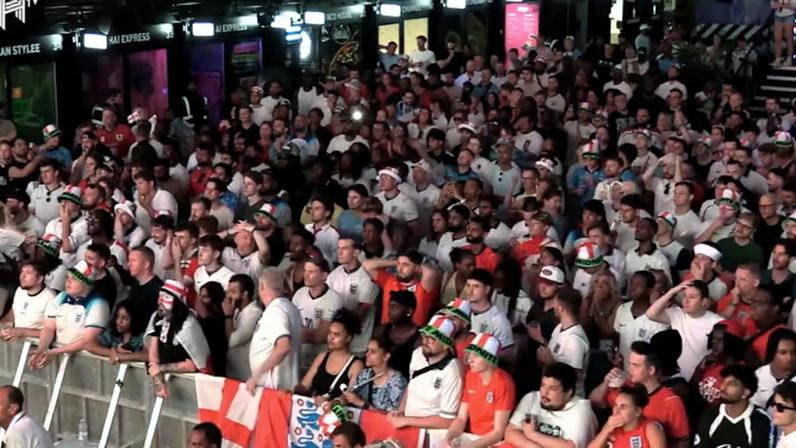 Torcedores ingleses se frustram com empate contra Gana no Boxpark Croydon