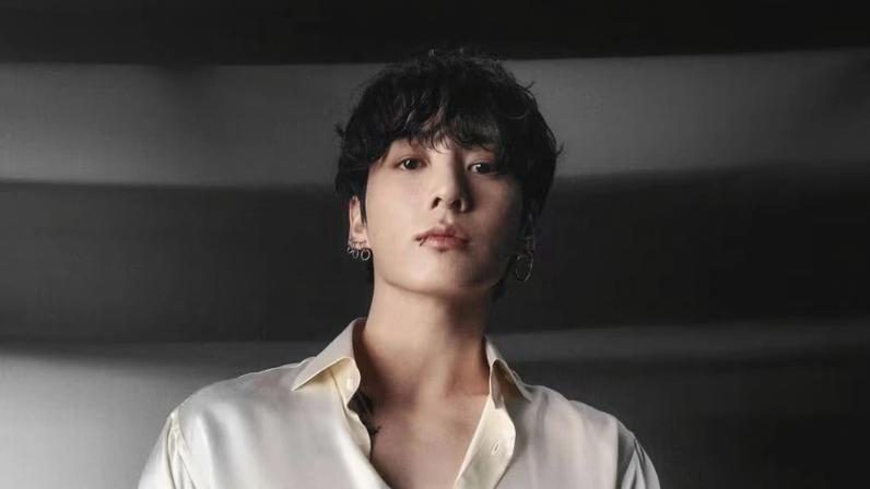 Jungkook, integrante do BTS, posa com camisa clara em foto oficial da Hublot