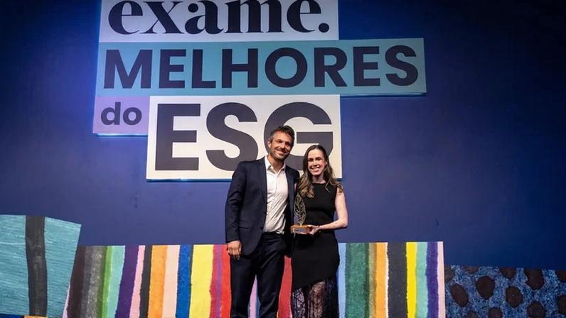 André Farber, CEO da Riachuelo, ao lado de Lia Rizzo, da EXAME, na entrega do Melhores do ESG 2026: empresa foi eleita a melhor da categoria Vestuário (RIACHUELO/Divulgação)