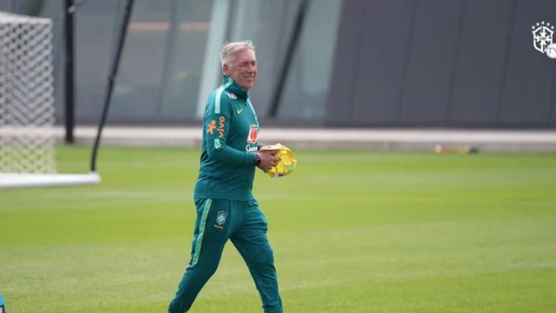 Seleção treina e faz corredor polonês para Ancelotti